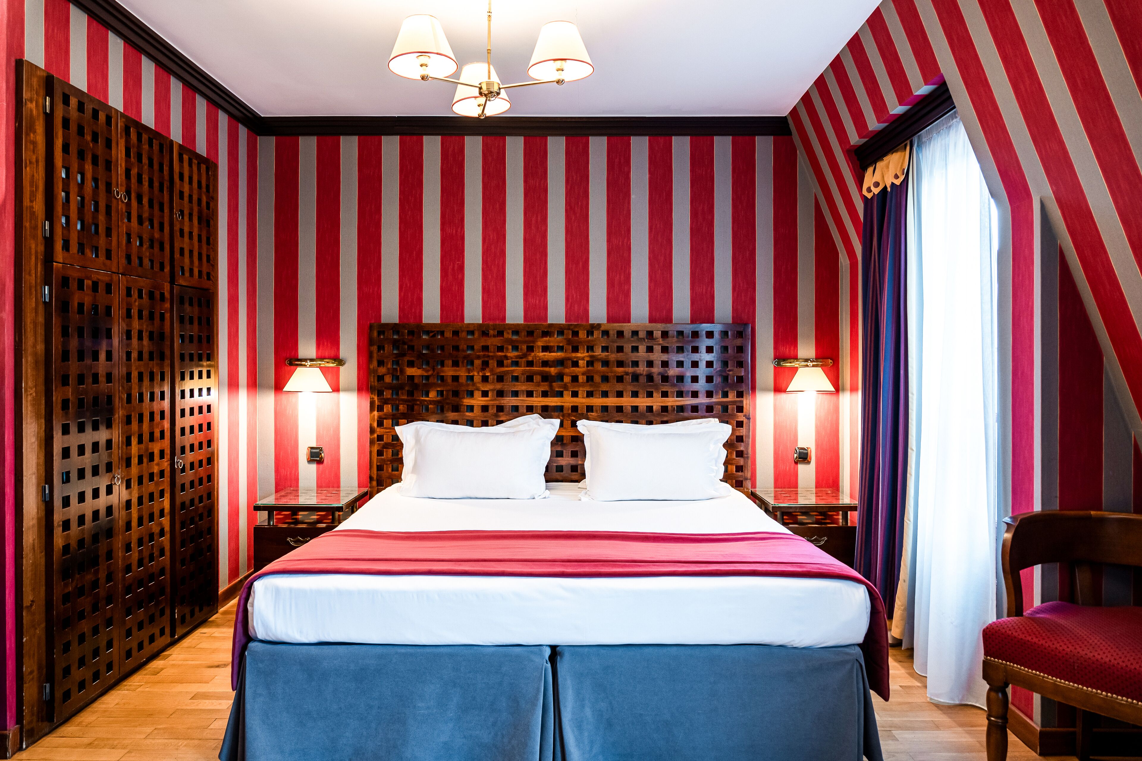 Deluxe kamer | Luxe beddengoed, een minibar, een kluis op de kamer, een bureau