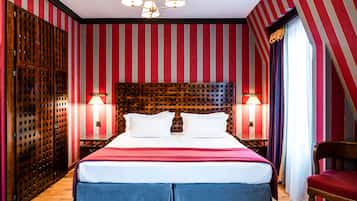 Deluxe kamer | Luxe beddengoed, een minibar, een kluis op de kamer, een bureau