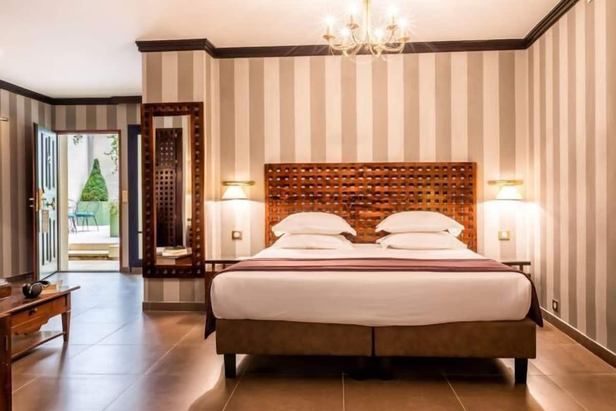 Premium bedding, minibar, in-room safe, desk
