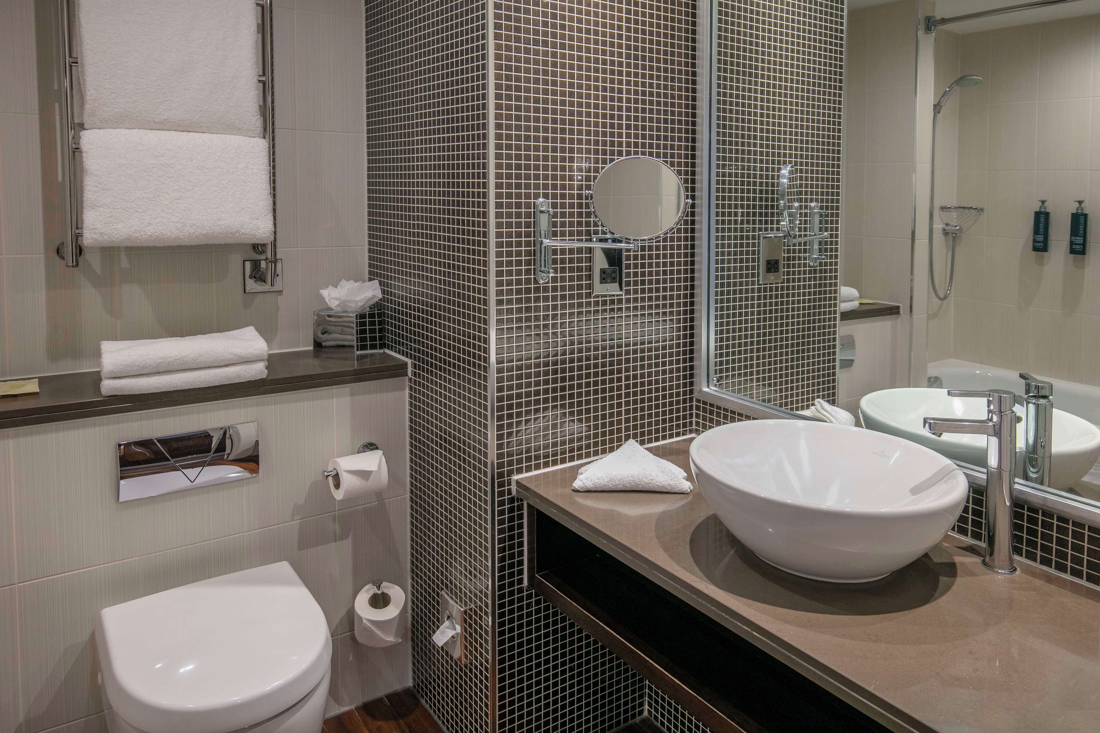 room, 1 queen bed | bathroom | combined shower/bathtub, free toiletries, hair dryer, towels