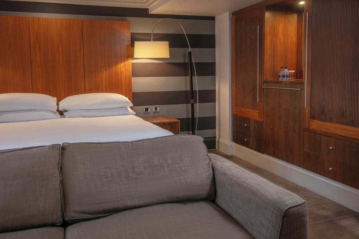 Junior-Suite, 1 King-Bett | Wohnbereich | 48-Zoll-LCD-Fernseher mit Satellitenempfang, Fernseher