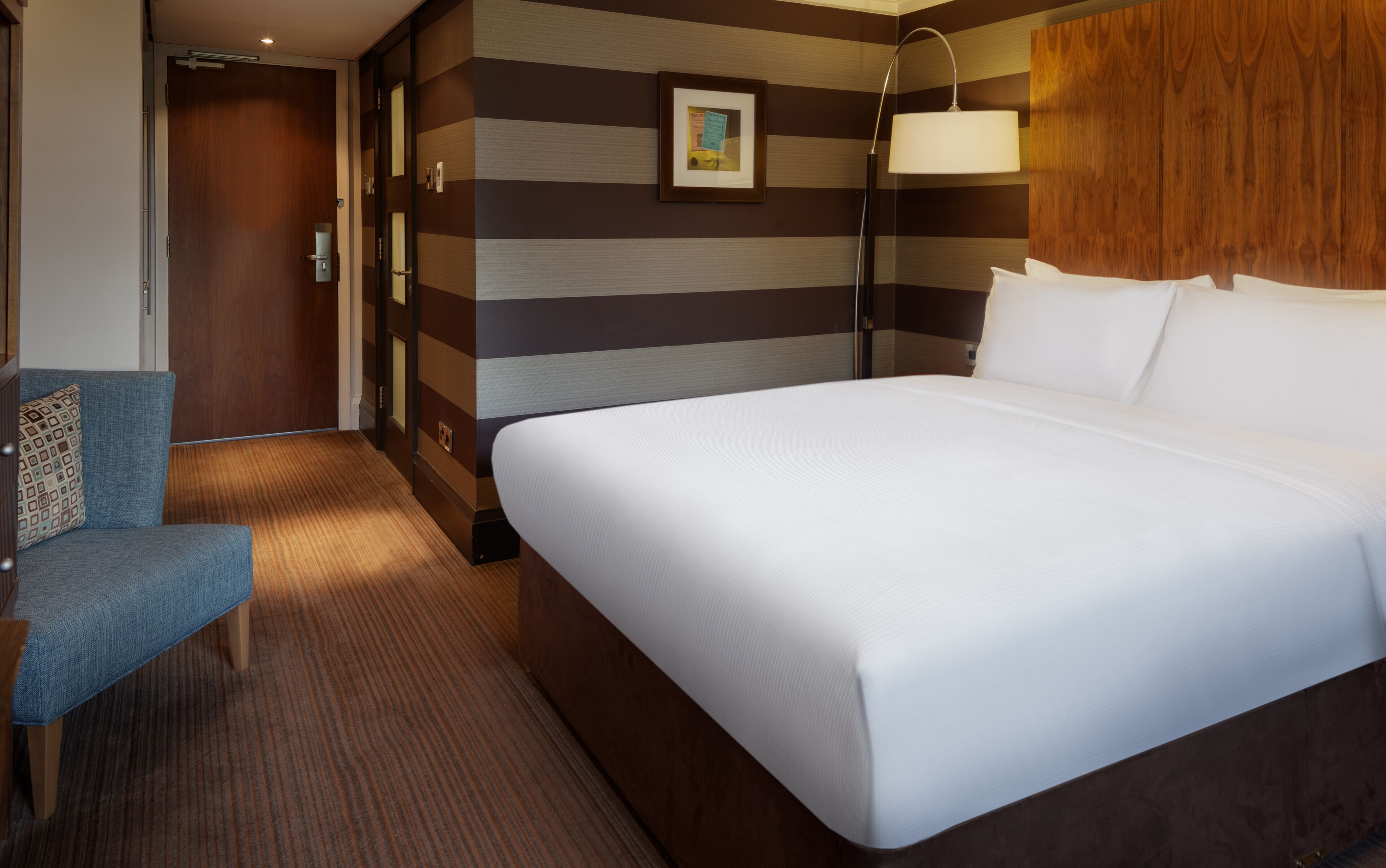 deluxe room, 1 queen bed | 1 bedroom, hypo-allergenic bedding, in-room safe, desk