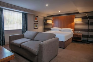 Junior-Suite, 1 King-Bett | Wohnbereich | 48-Zoll-LCD-Fernseher mit Satellitenempfang, Fernseher