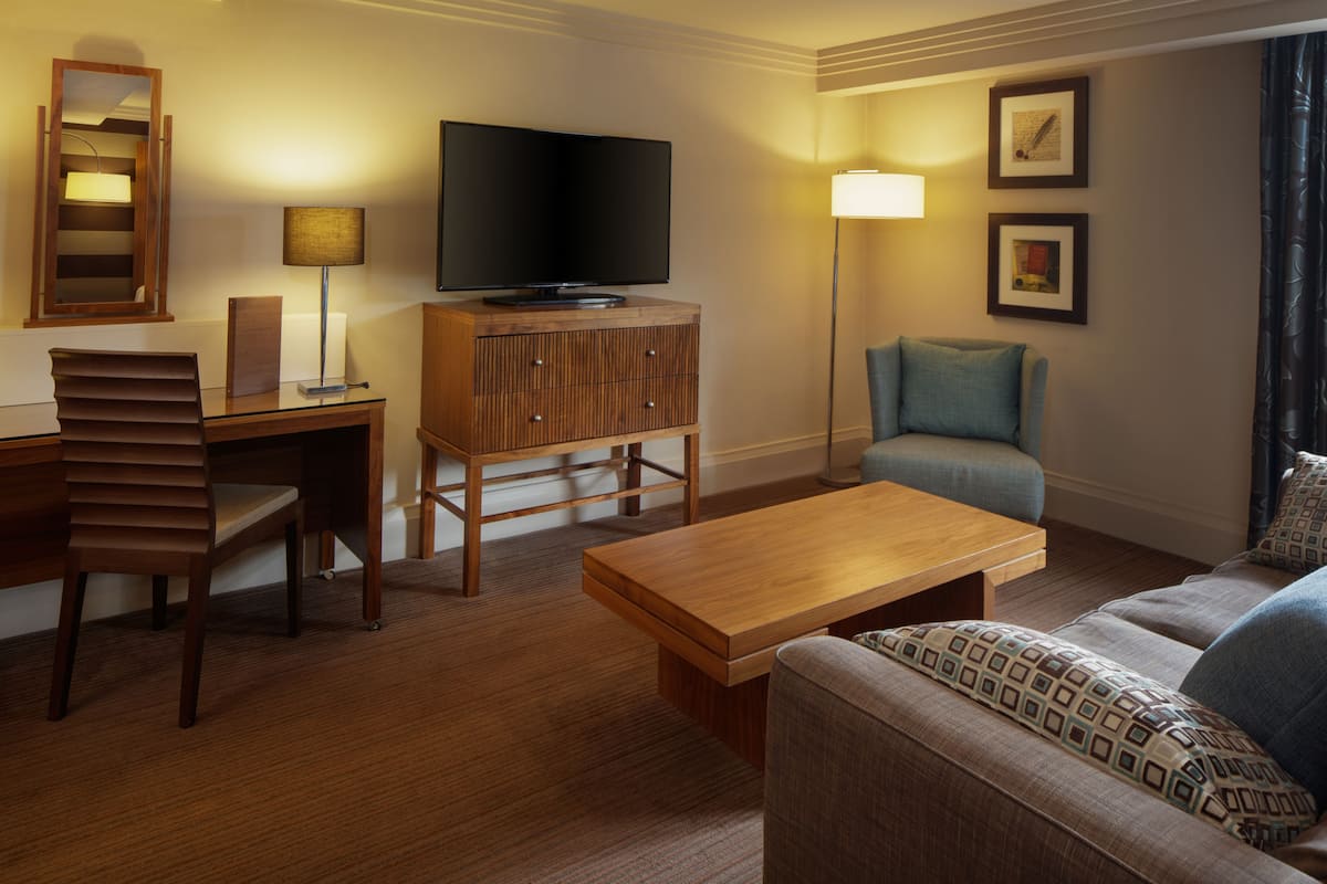 junior suite, 1 king bed | 1 bedroom, hypo-allergenic bedding, in-room safe, desk
