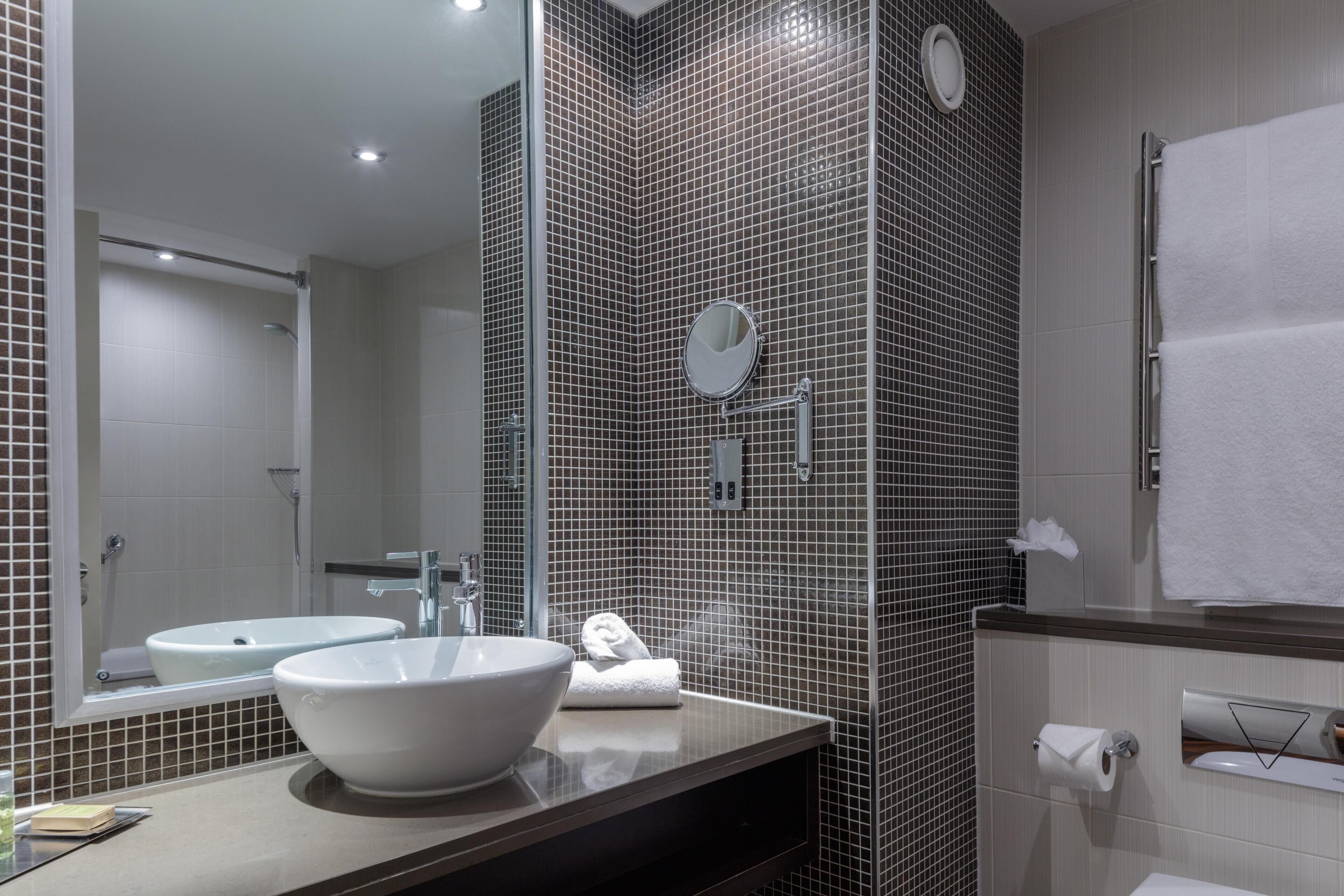 Deluxe kamer, 1 queensize bed | Badkamer | Een bad/douchecombinatie, gratis toiletartikelen, een haardroger