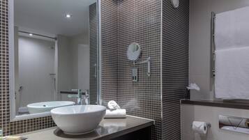 Deluxe kamer, 1 queensize bed | Badkamer | Een bad/douchecombinatie, gratis toiletartikelen, een haardroger