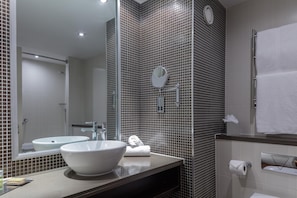 Deluxe Room, 1 Queen Bed | Bathroom | Combined shower/tub, free toiletries, hair dryer, towels - The DoubleTree by Hilton Stratford-upon-Avon (Stratford-upon-Avon)