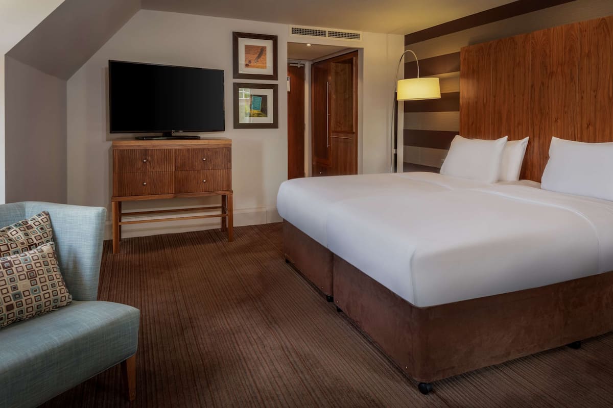 Deluxe Room, 2 Single Beds | 1 bedroom, hypo-allergenic bedding, in-room safe, desk