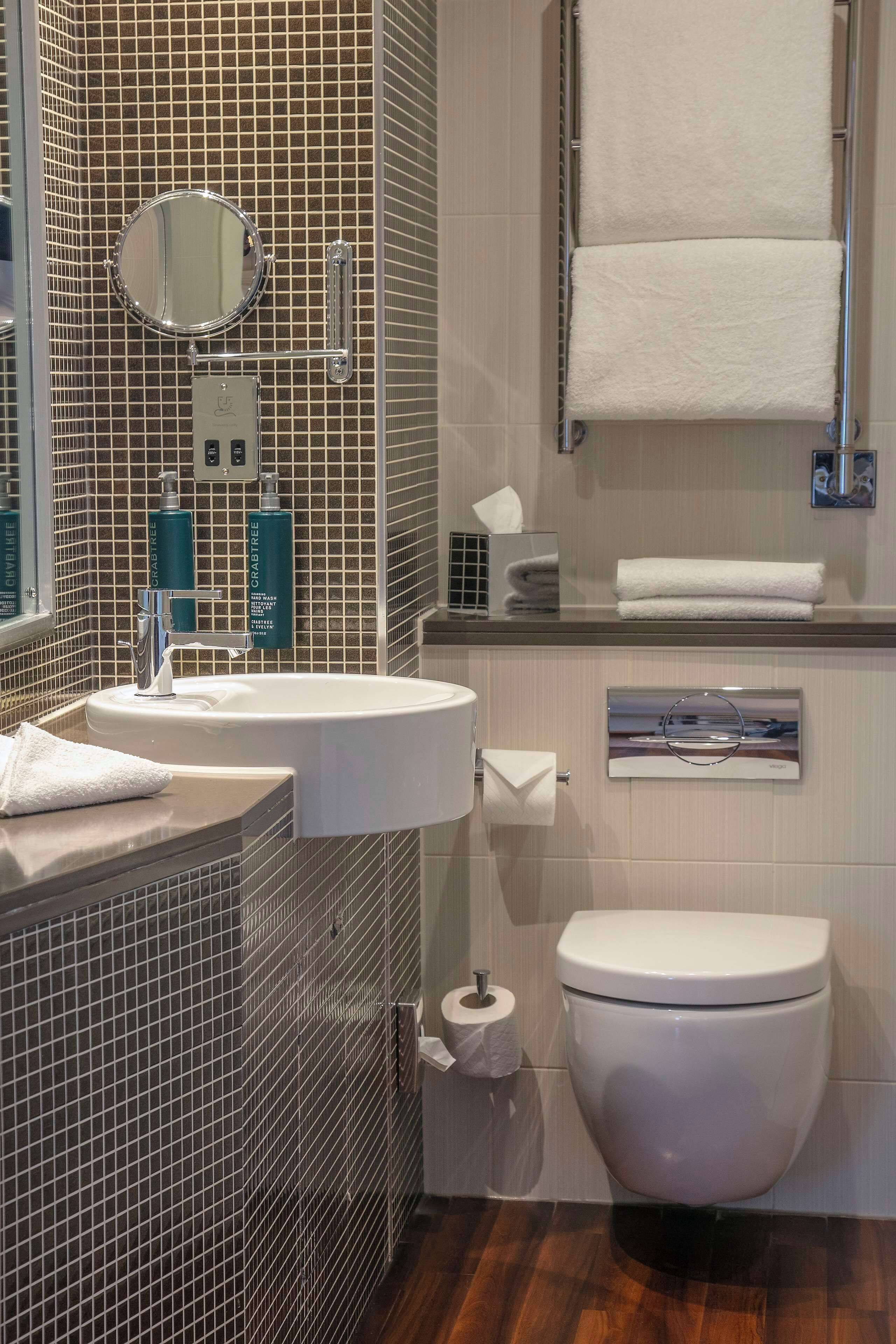 junior suite, 1 king bed | bathroom | combined shower/bathtub, free toiletries, hair dryer, towels