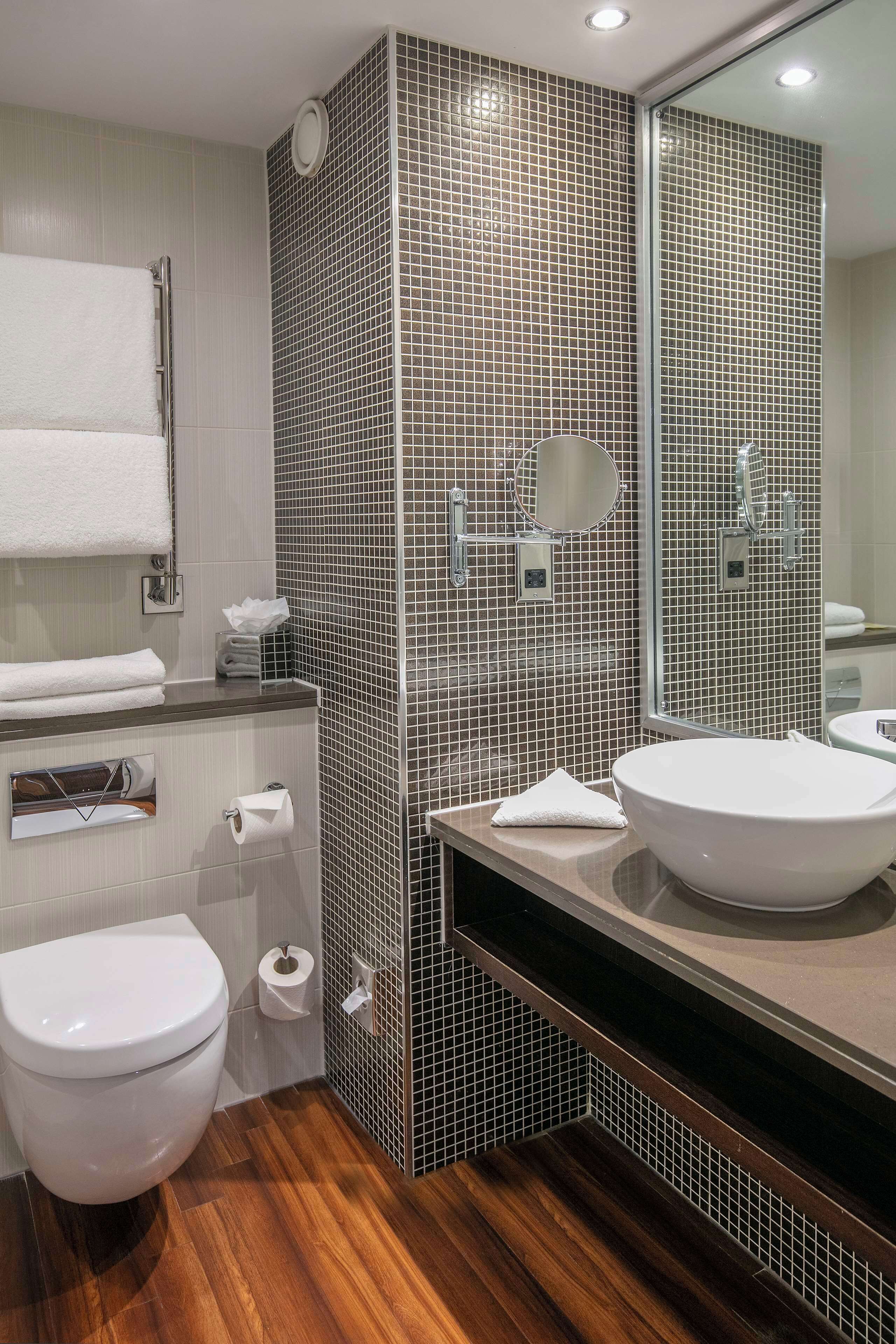 room, 1 queen bed | bathroom | combined shower/bathtub, free toiletries, hair dryer, towels