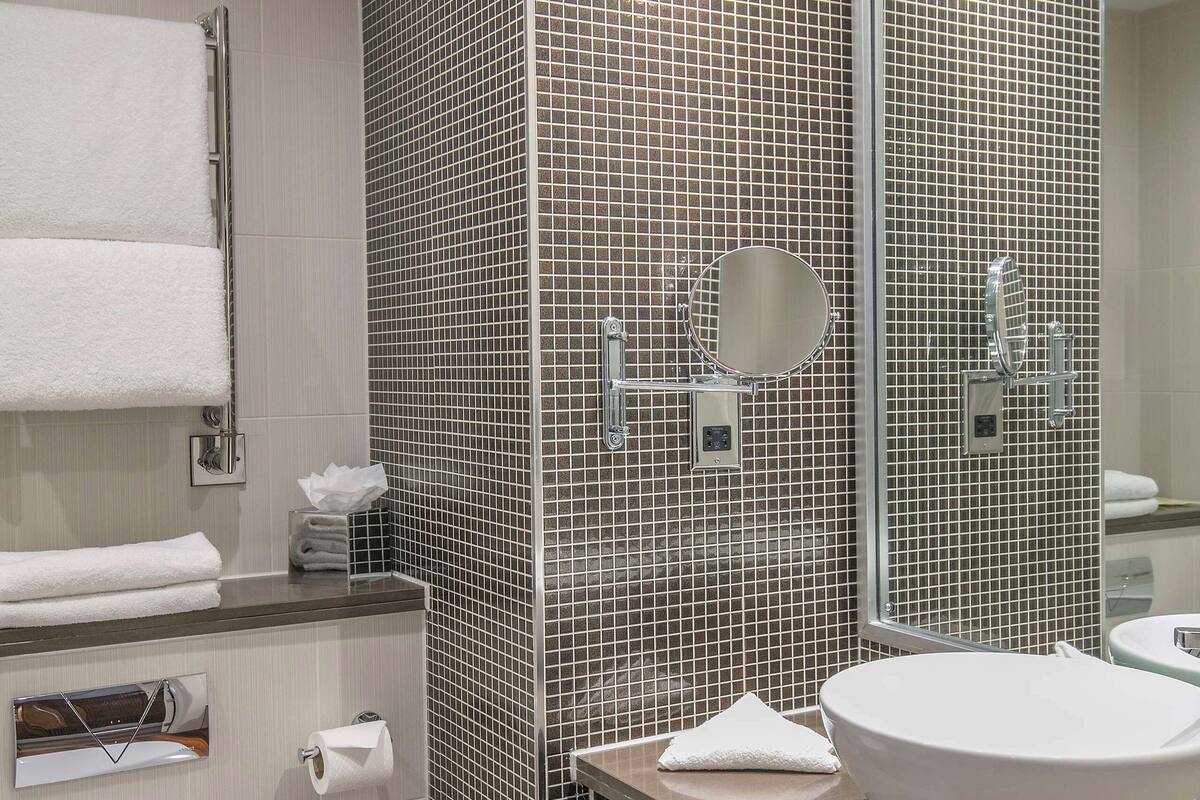 room, 1 queen bed | bathroom | combined shower/bathtub, free toiletries, hair dryer, towels