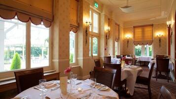 الإفطار بتكلفة قدرها (10 GBP للشخص)