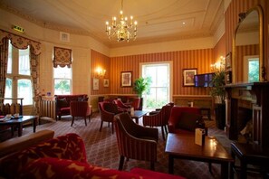 Lobby sitting area - Coulsdon Manor Hotel and Golf Club (Coulsdon)