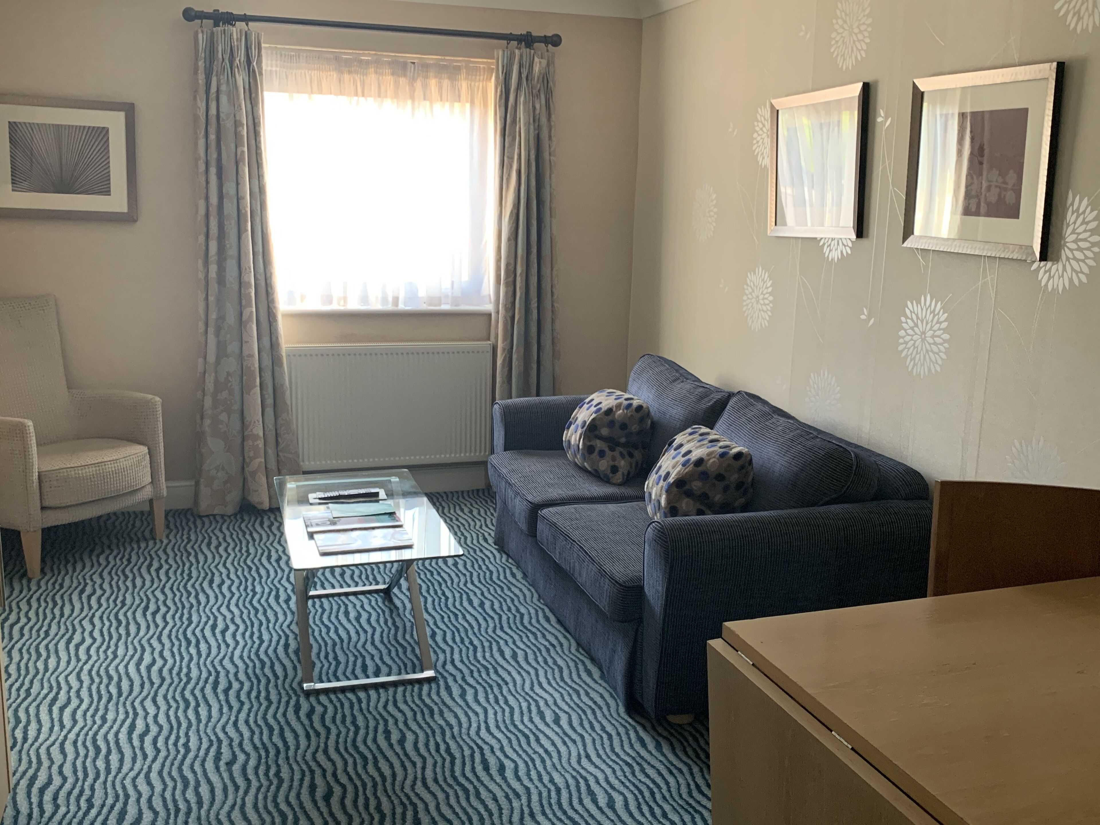 suite | living area | flat-screen tv