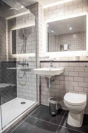 Superior Double Room | Bathroom | Combined shower/tub, free toiletries, hair dryer, towels - Bridgewood Manor (Chatham)