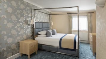 Suite | Desk, iron/ironing board, free WiFi, bed sheets