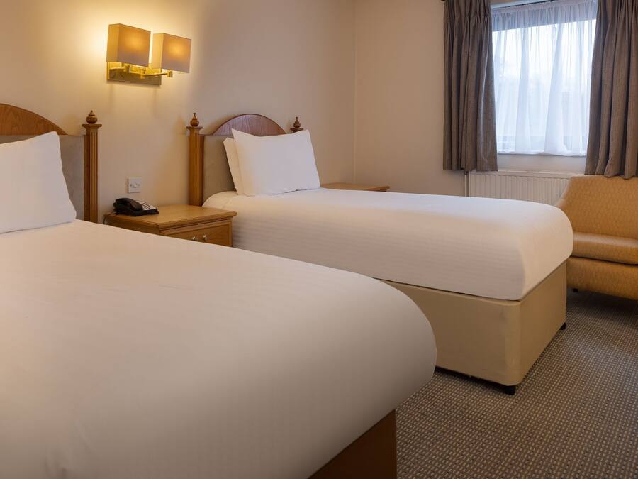Standard Twin Room | Peralatan tempat tidur hipoalergenik, meja, ruang kerja komputer riba