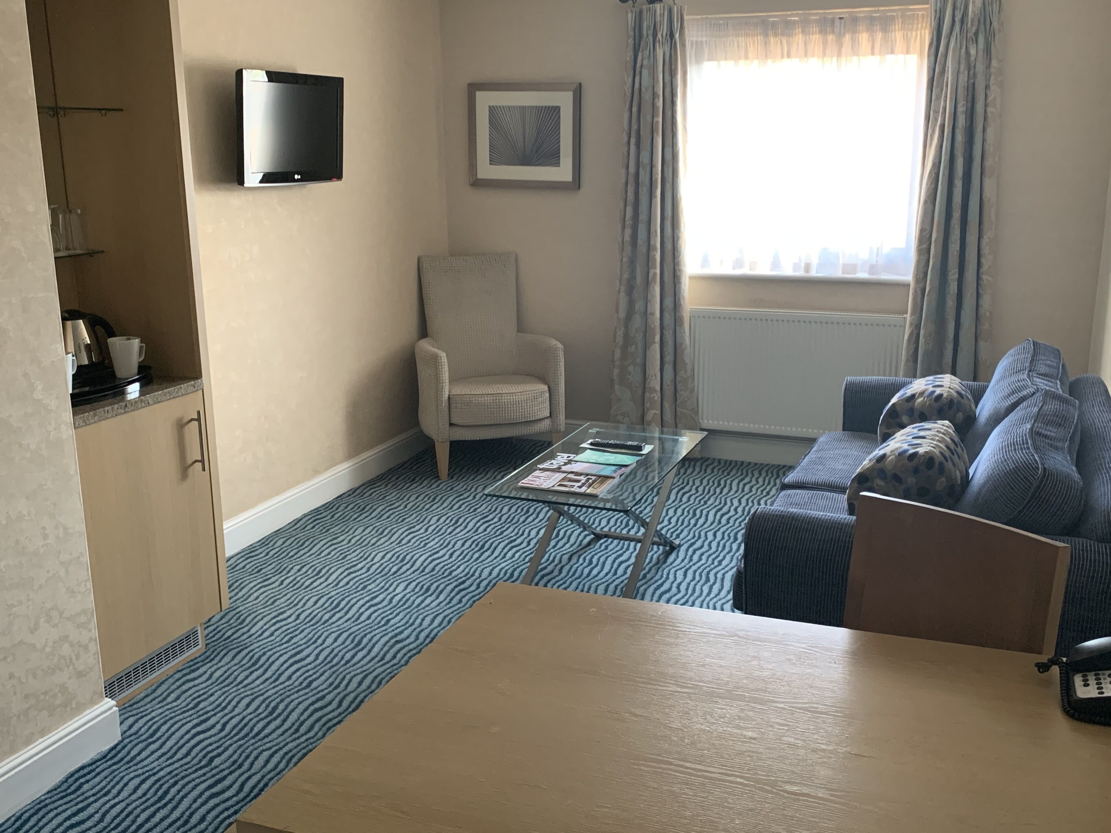 suite | living area | flat-screen tv