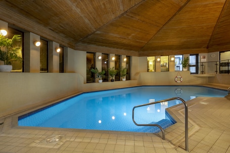 Indoor pool, pool loungers
