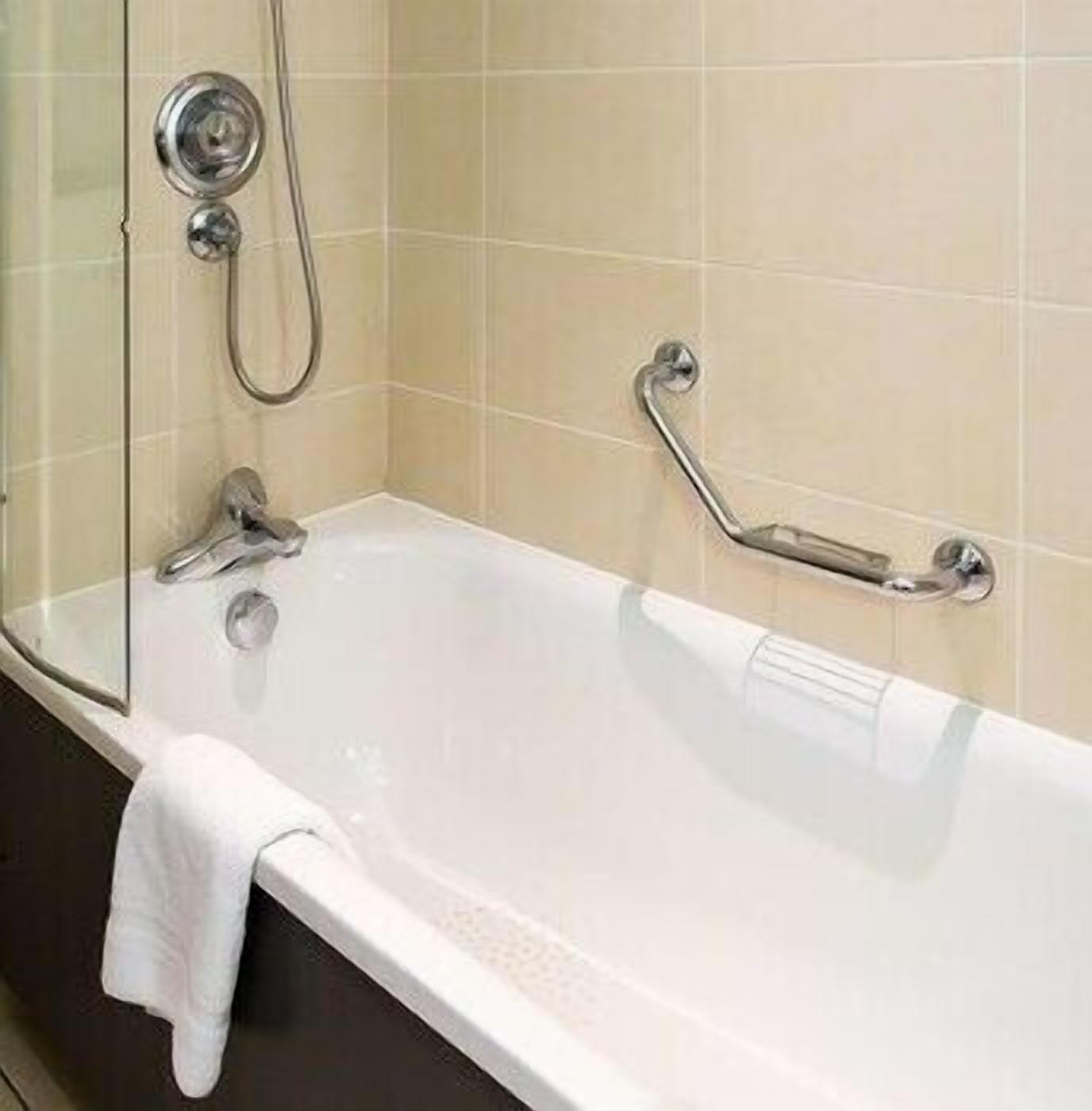 Bathroom | Combined shower/tub, free toiletries, hair dryer, towels