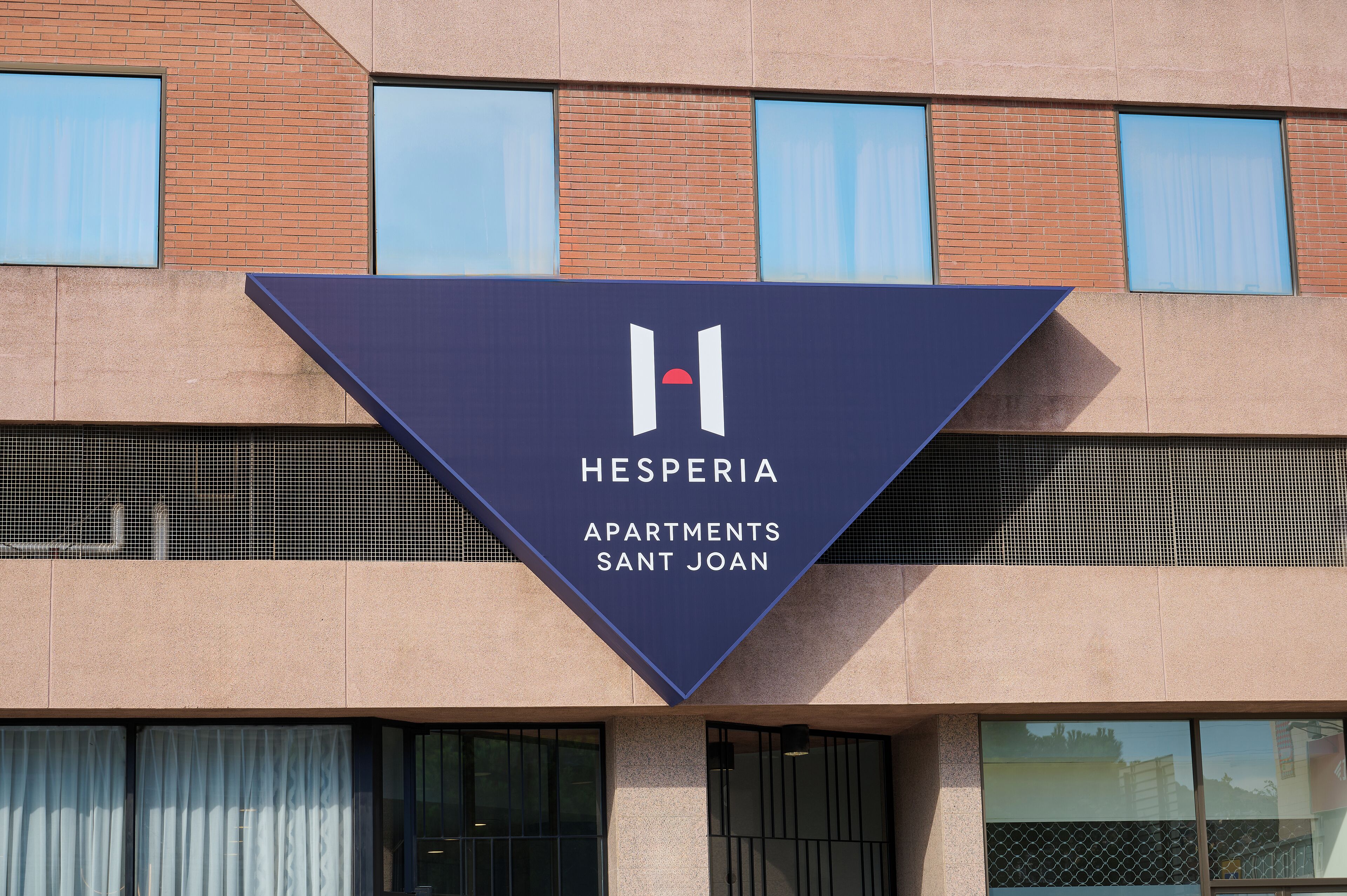 Un immeuble portant une enseigne indiquant « Hesperia Apartments Sant Joan ».