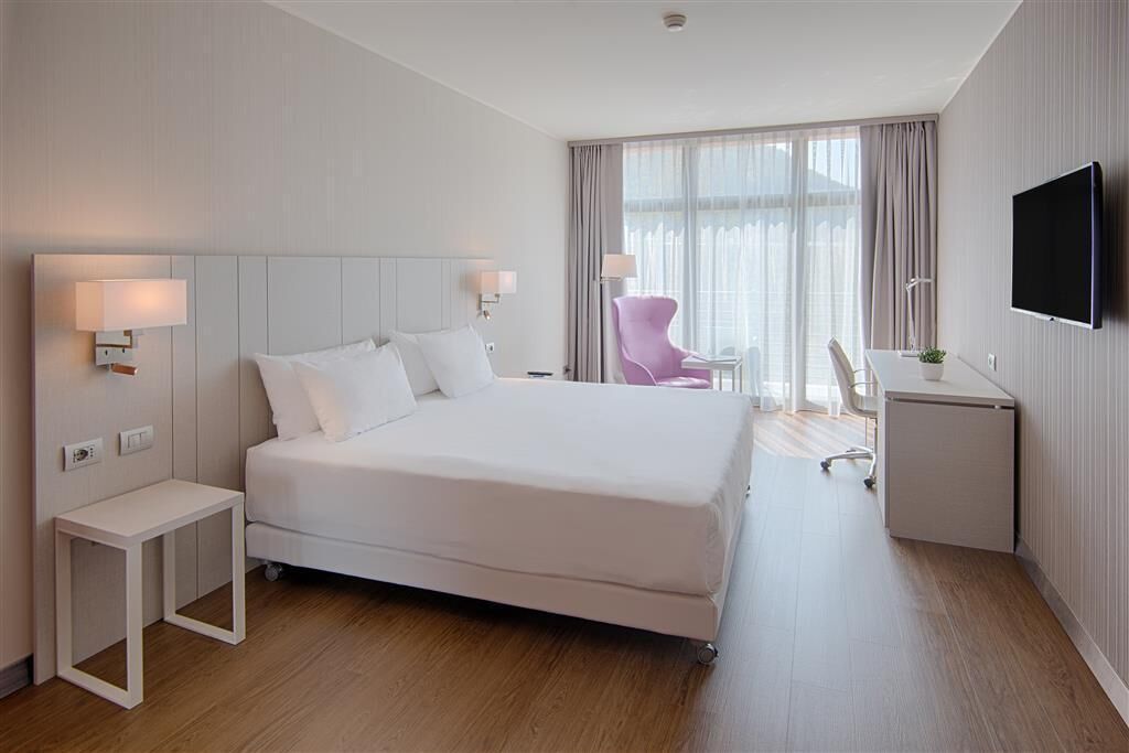 1 camera, copriletto in piuma, minibar, una cassaforte in camera