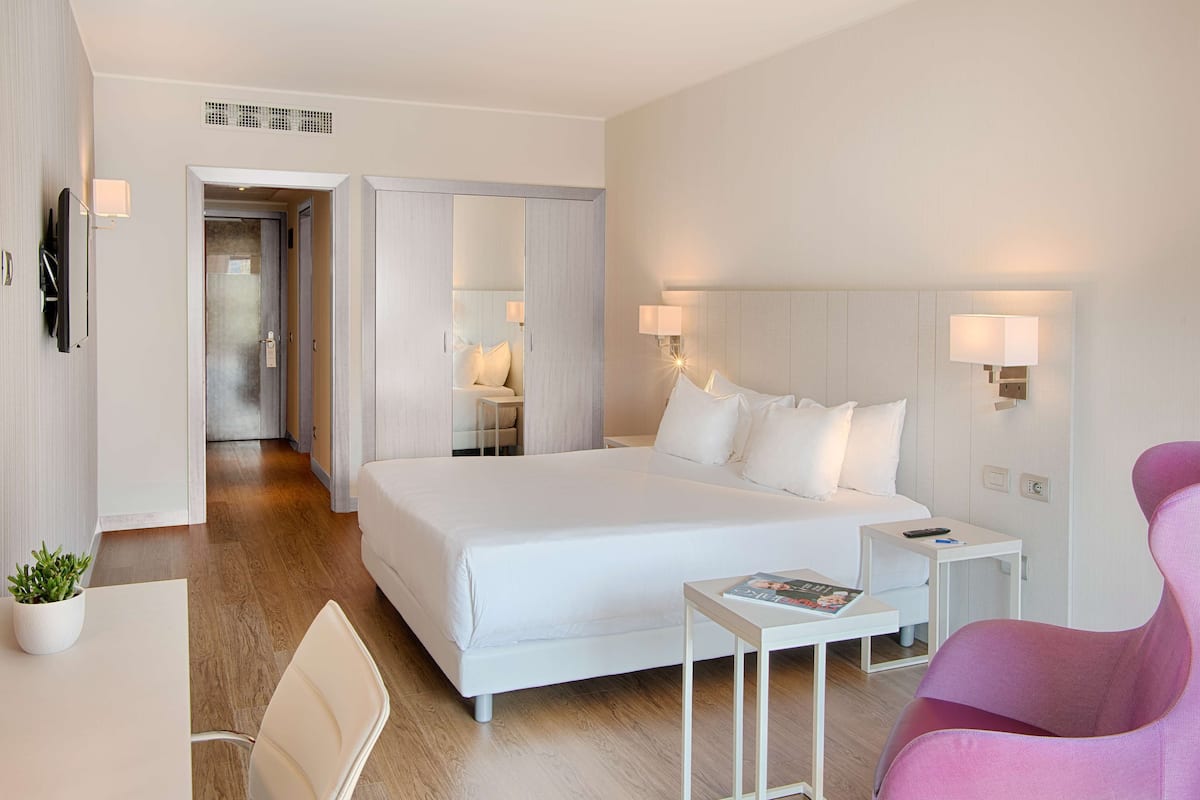 1 bedroom, down comforters, minibar, in-room safe