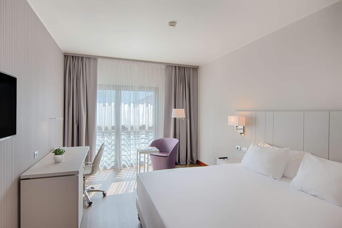 1 bedroom, down duvets, minibar, in-room safe