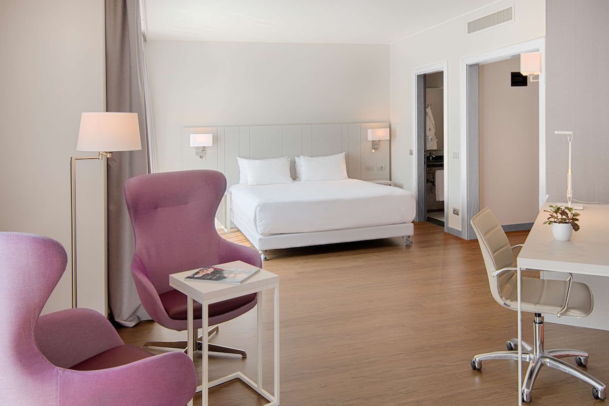 1 bedroom, down duvets, minibar, in-room safe