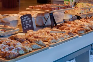 Se ofrece un desayuno bufé todos los días (por un coste adicional)