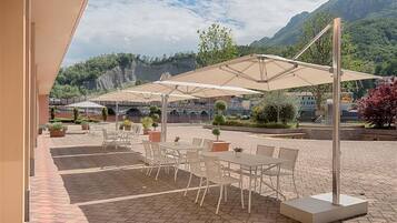 Italian cuisine, alfresco dining