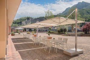 Italian cuisine, alfresco dining