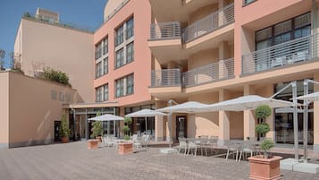 Italian cuisine, alfresco dining