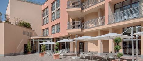 Italian cuisine, alfresco dining