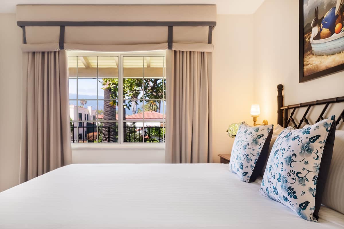Hypo-allergenic bedding, in-room safe, blackout drapes