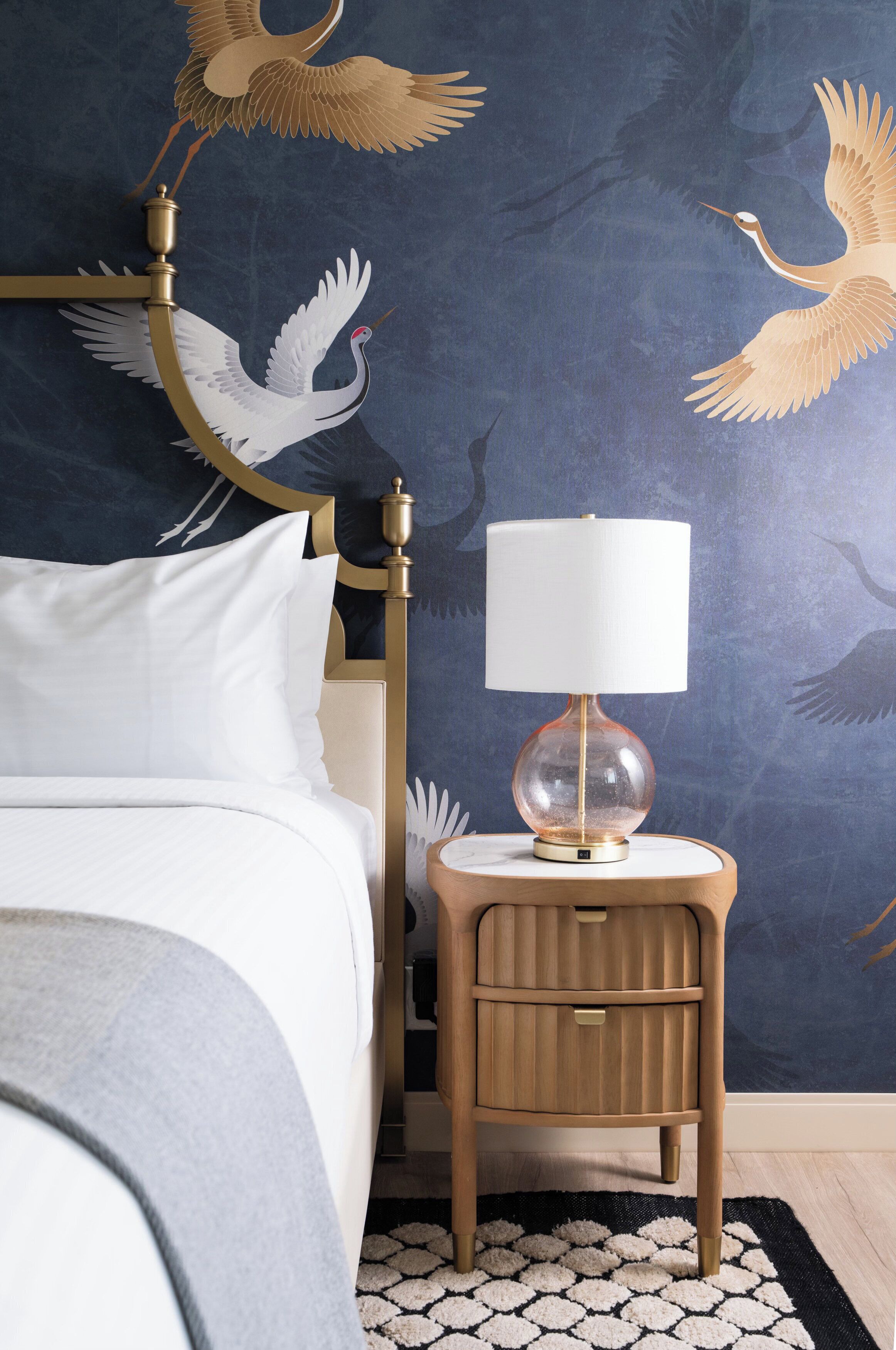 Ropa de cama hipoalergénica y caja de seguridad en la habitación 