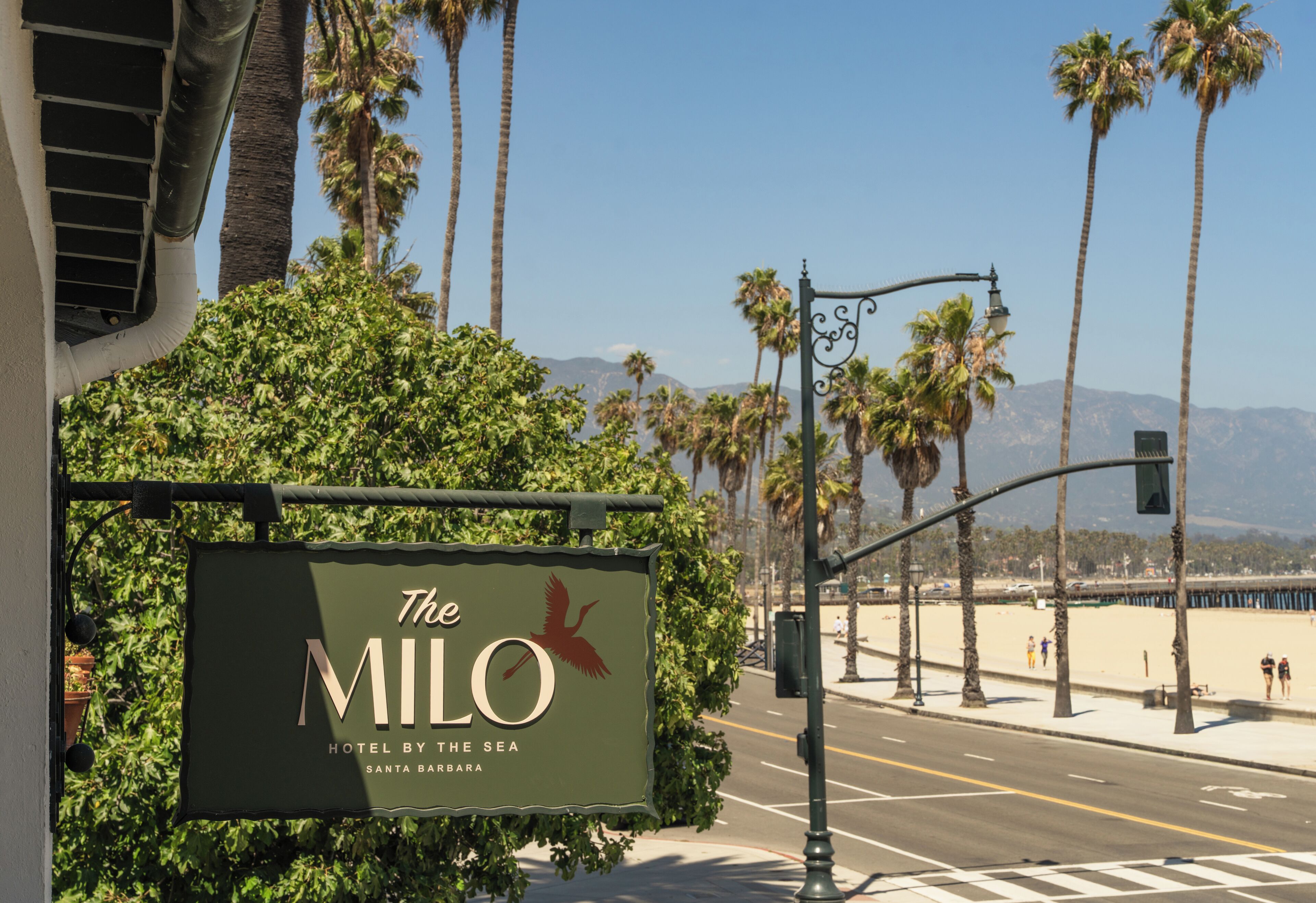 Une enseigne d’hôtel avec un logo représentant un oiseau et le nom « The Milo Hotel by the Sea », à Santa Barbara.