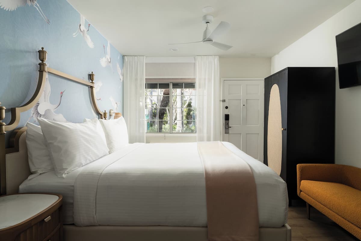 Deluxe Room, 1 King Bed (Renovated) | Hypo-allergenic bedding, in-room safe, blackout drapes