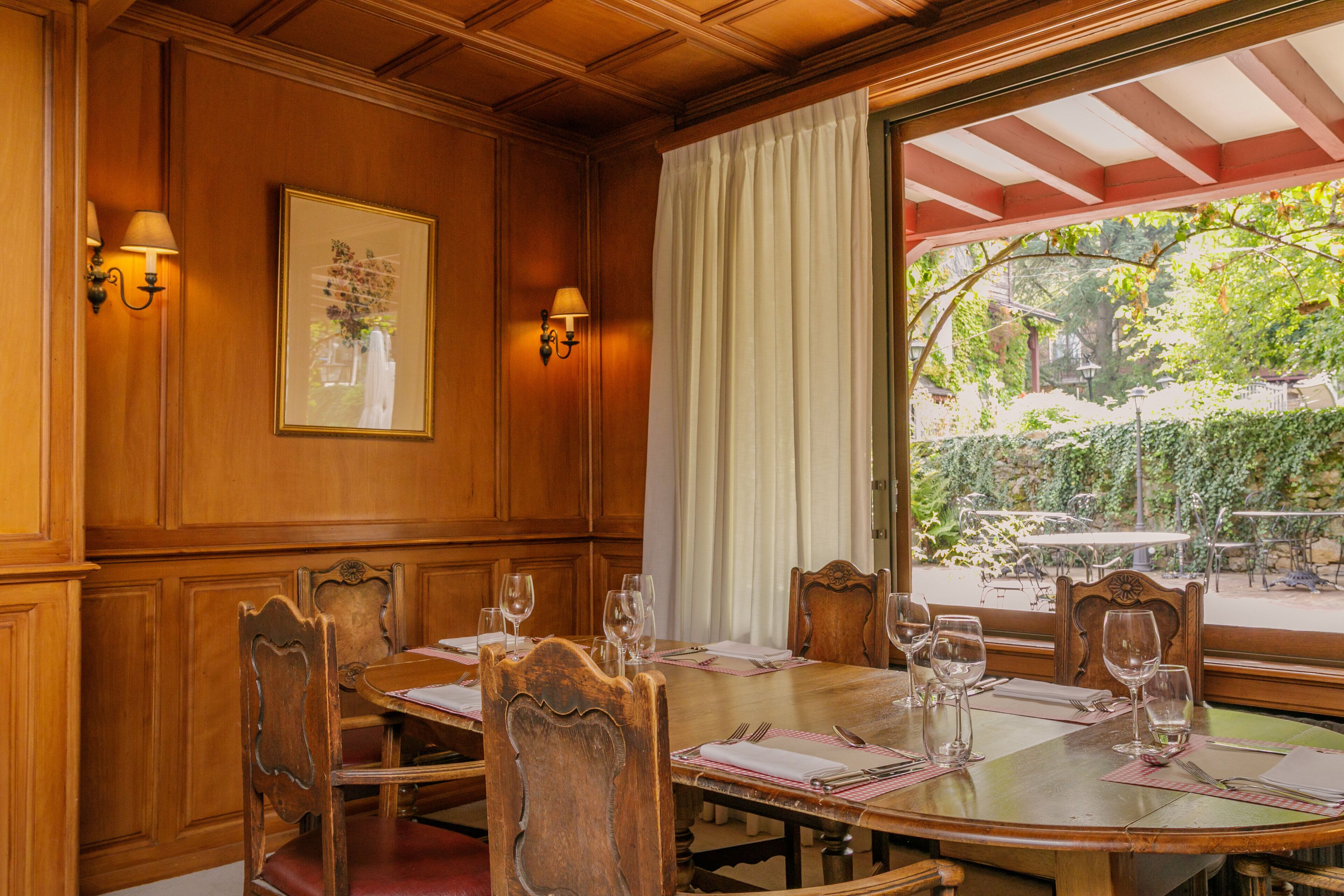 breakfast, lunch, dinner served; french cuisine