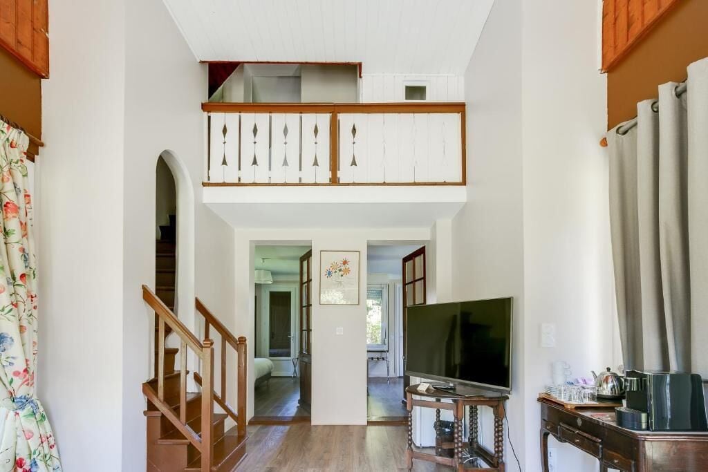 55-cm flat-screen tv with cable channels, tv