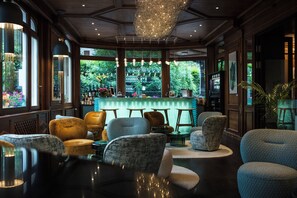 Bar (trong khuôn viên)