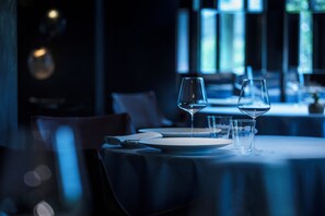2 restaurants, lunch, dinner served; French cuisine
