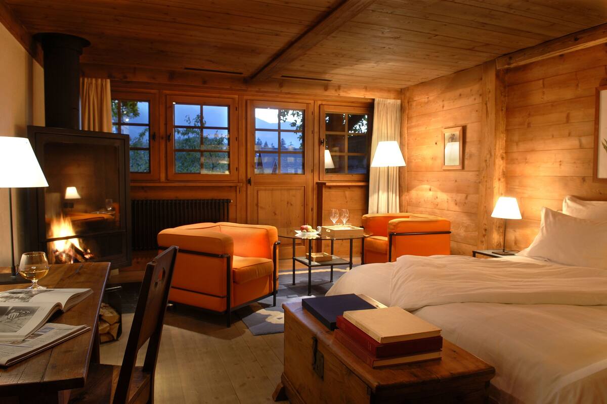 room (luxe à la ferme avec cheminée) | 1 bedroom, minibar, in-room safe, individually furnished
