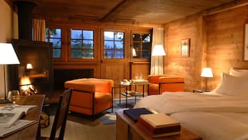 Room (Luxe à la ferme avec cheminée) | Minibar, in-room safe, individually furnished, desk