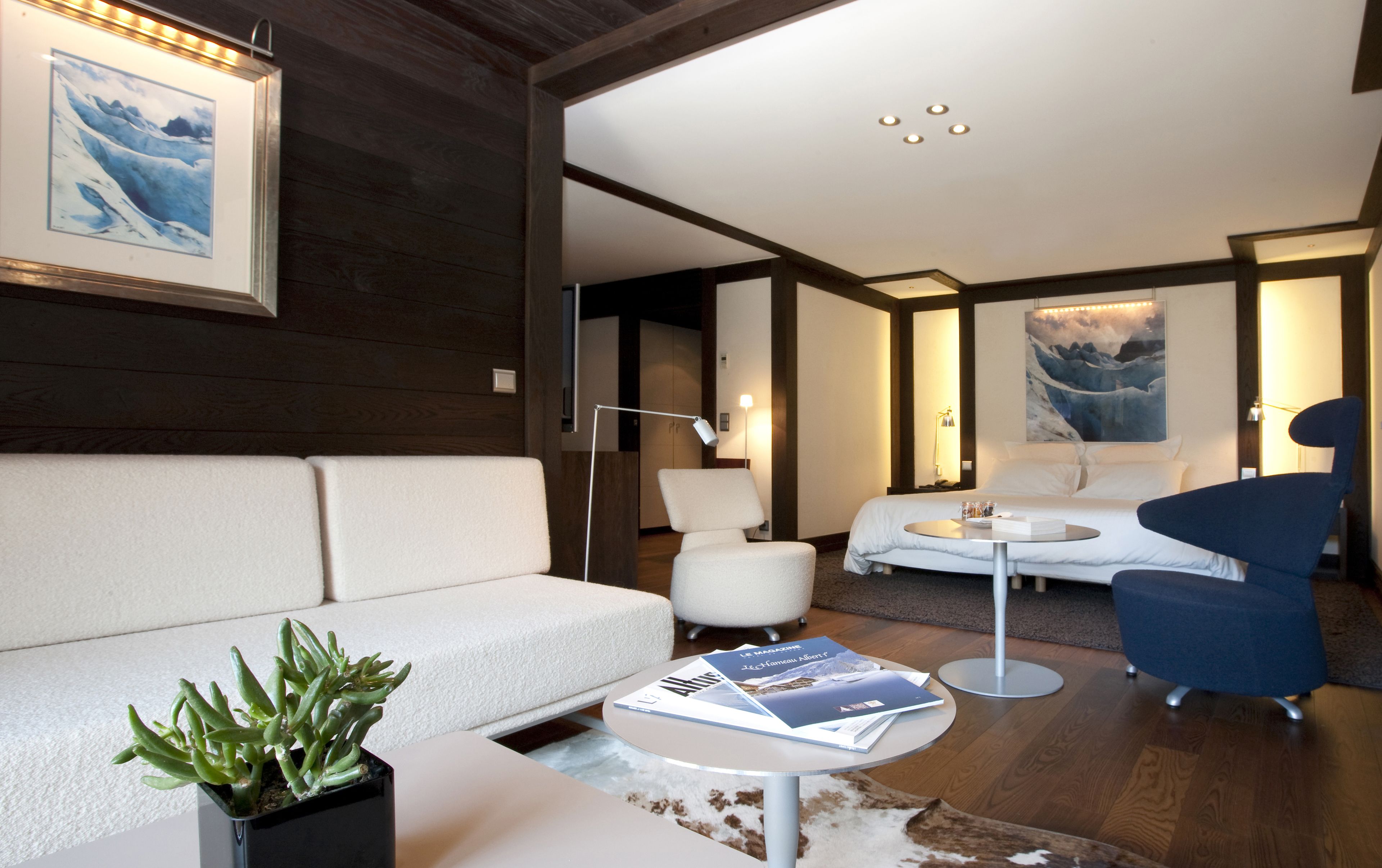 deluxe double room, fireplace, mountain view (mont blanc) | 1 bedroom, minibar, in-room safe, individually furnished