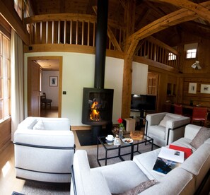 Chalet (Soli) | Woonruimte | Een televisie en een dvd-speler