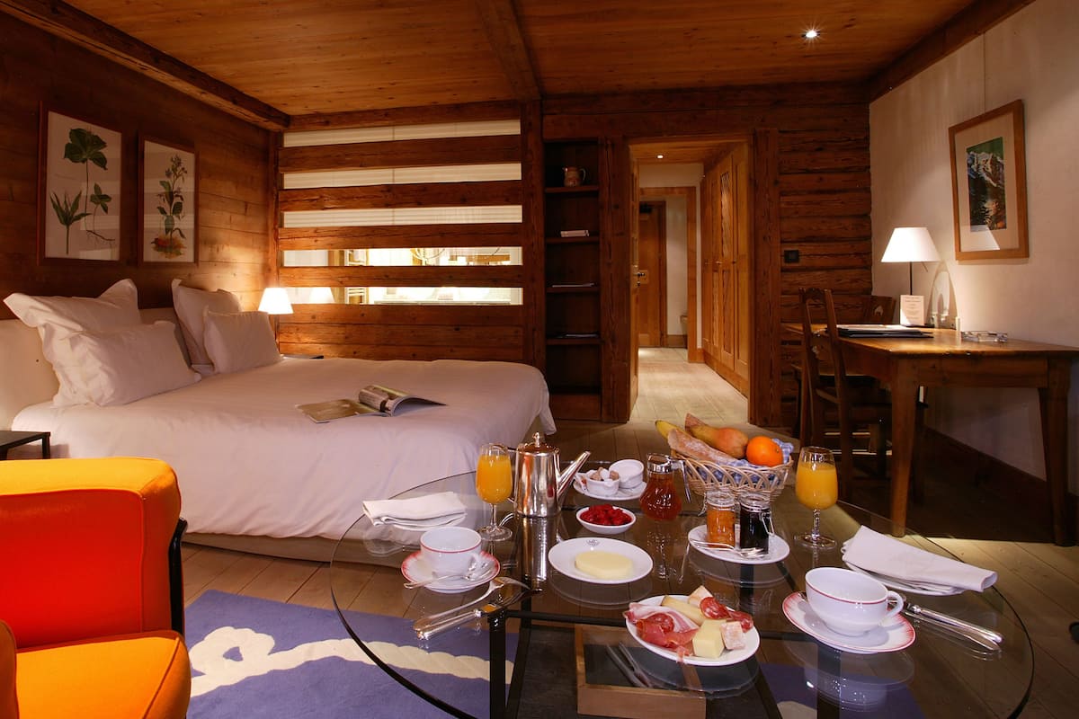 Room (Luxe à la ferme avec cheminée) | Minibar, in-room safe, individually furnished, desk
