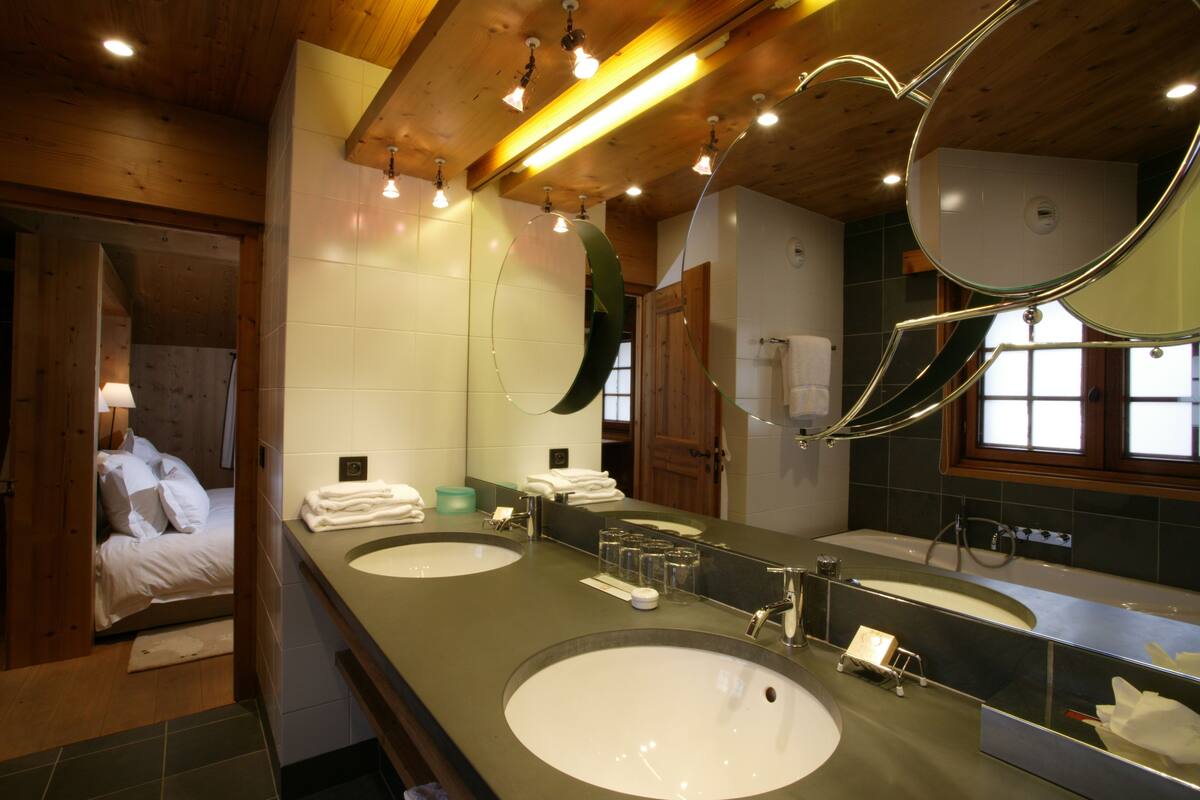 chalet (soli) | bathroom | hair dryer, bathrobes, slippers, towels