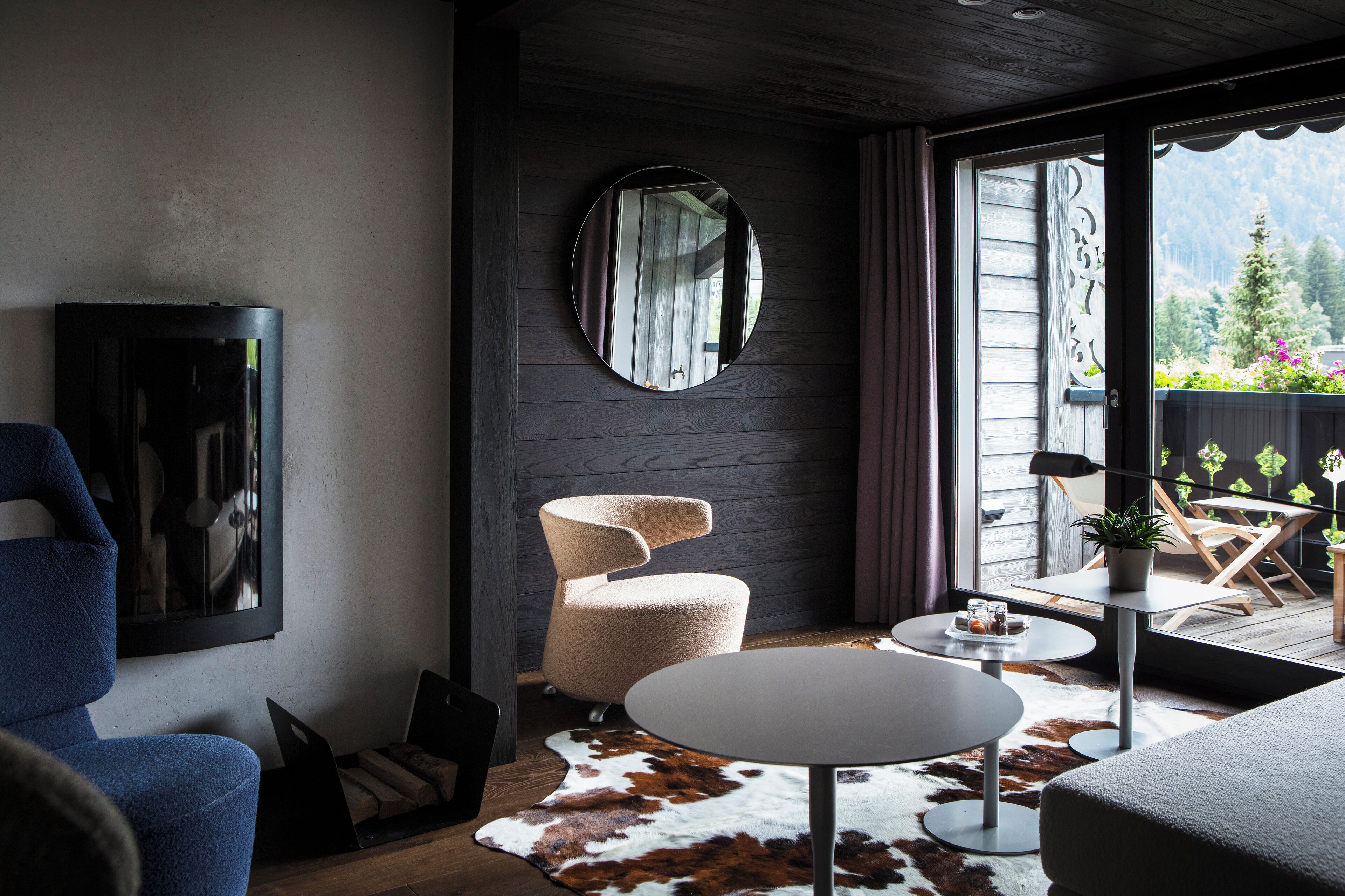 deluxe double room, fireplace, mountain view (mont blanc) | 1 bedroom, minibar, in-room safe, individually furnished