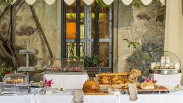 Daily continental breakfast (EUR 25 per person)